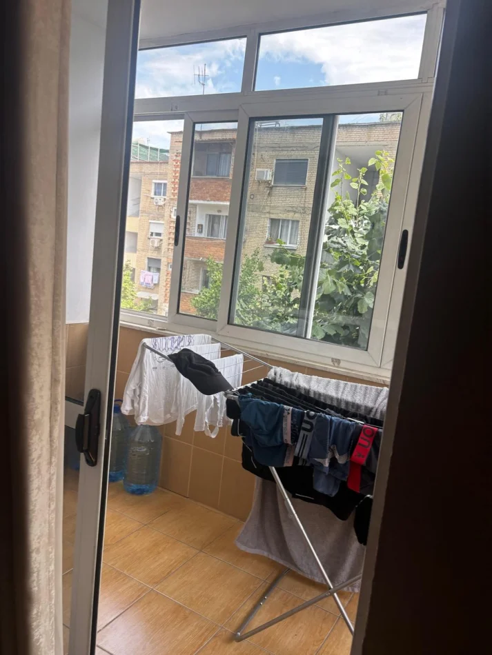 Tirane, jepet me qera apartament 2+1 Kati 3, 85 m² 400 € (Kinostudio)