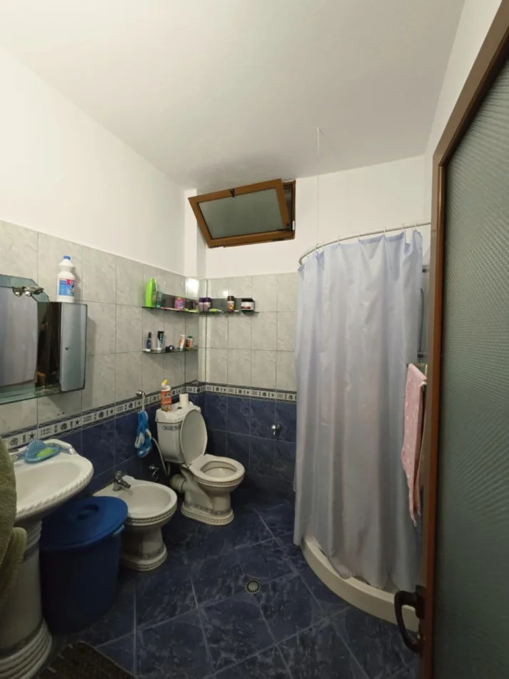 Tirane, shitet apartament 2+1 Kati 3, 250.000 € (Rruga 5 Maji)