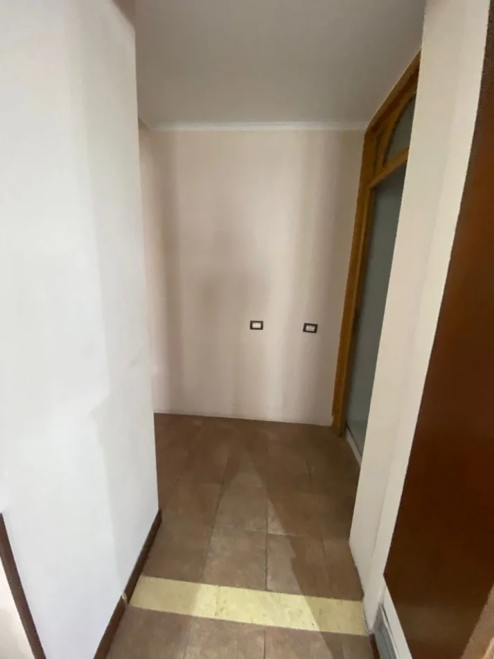 Tirane, jepet me qera apartament 3+1 Kati 8, 190 m² 1.100 € (Komuna e Parisit)
