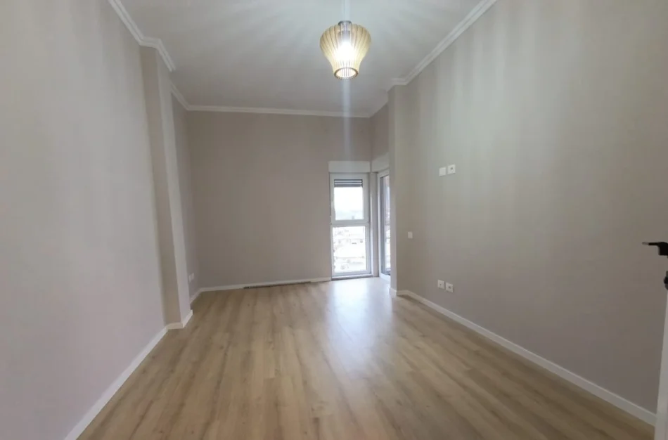 Tirane, shitet apartament 2+1 Kati 7, 187.000 € (prane Shkolla e Kuqe)