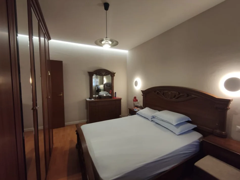Tirane, jepet me qera apartament 1+1 Kati 4, 70 m² 650 € (Qendra Kristal)