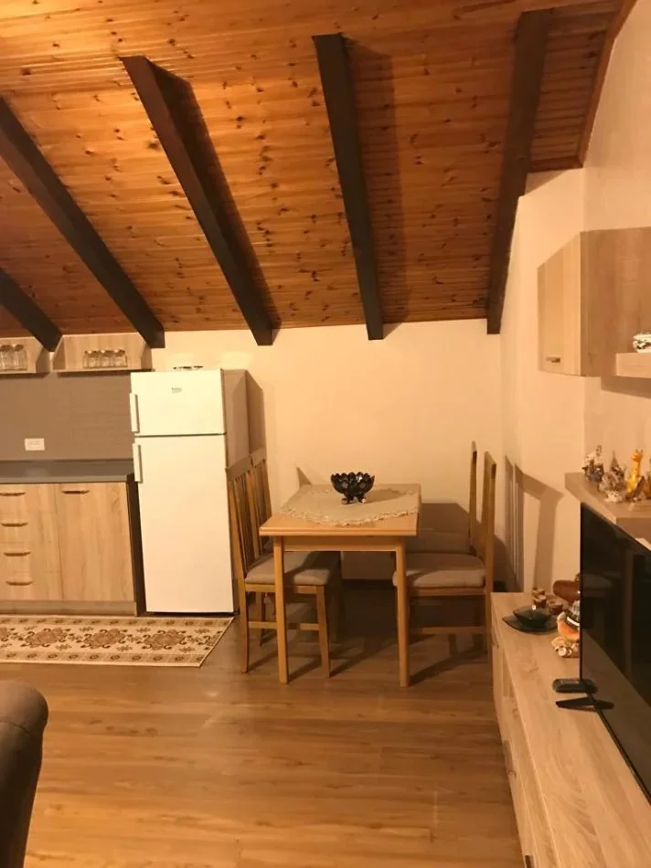 Tirane, jepet me qera apartament 3+1 Kati 3, 120 m² 600 € (Xhamlliku)