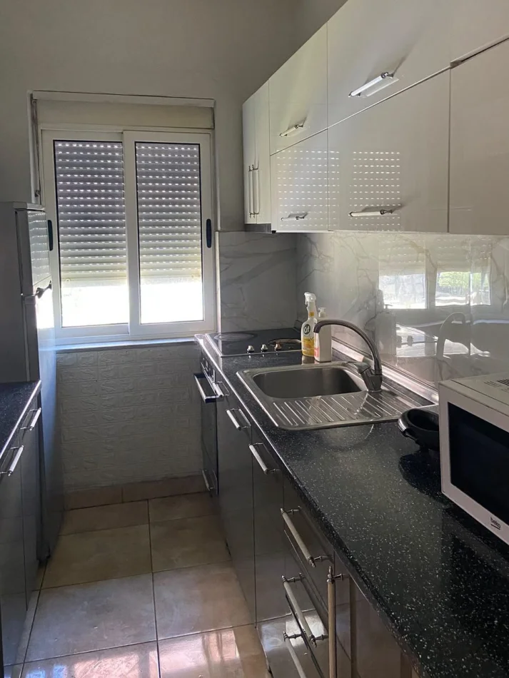 Tirane, jepet me qera apartament 1+1 Kati 2, 65 m² 400 € (Ali Demi)