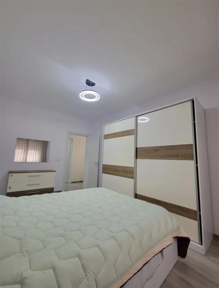 Tirane, jepet me qera apartament 1+1 Kati 4, 70 m² 550 € (Oxhaku)