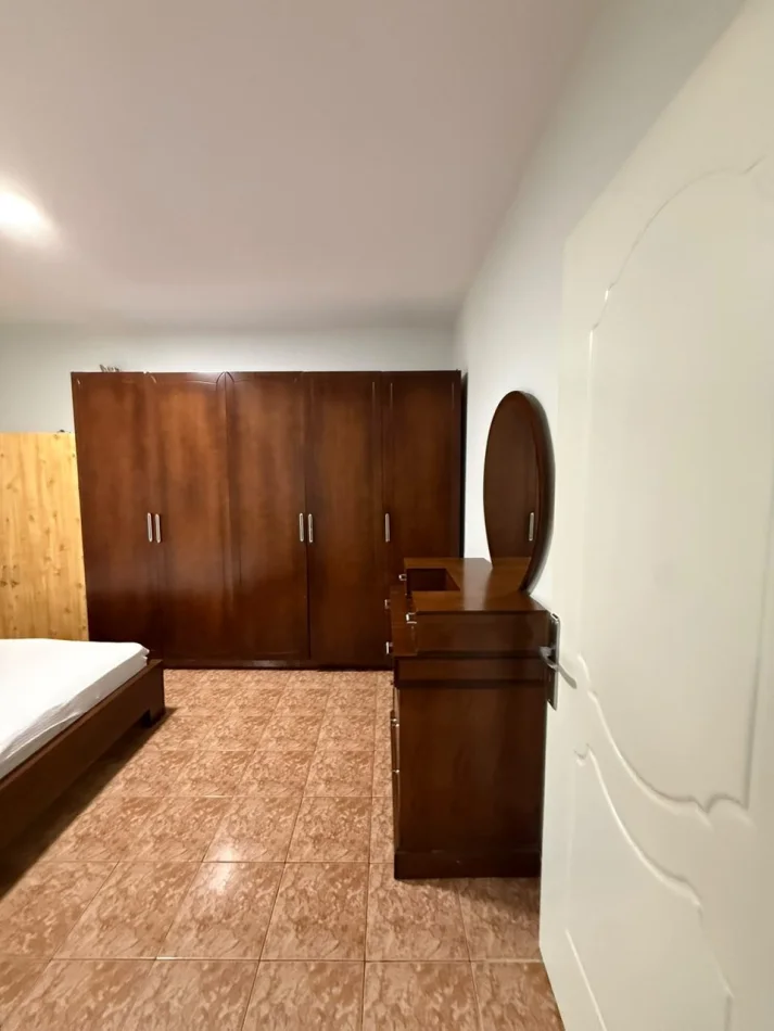 Tirane, jepet me qera apartament 1+1 Kati 3, 74 m² 450 € (Medrese)