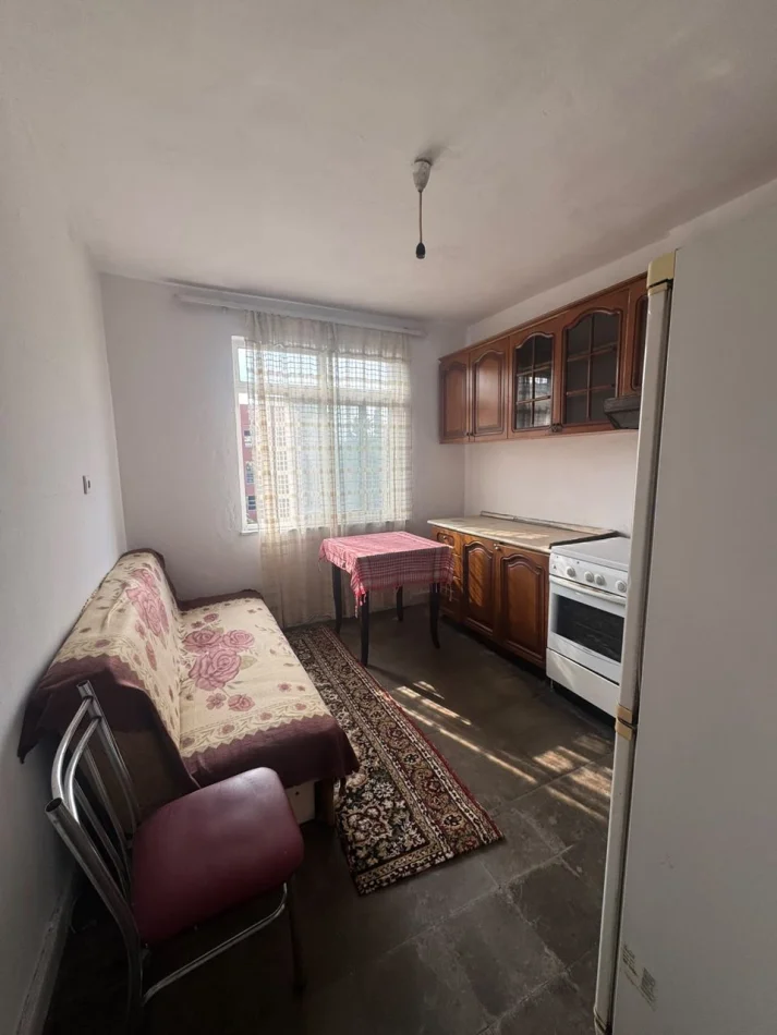 Tirane, jepet me qera apartament 2+1 Kati 3, 75 m² 450 € (Rruga e Dibres)