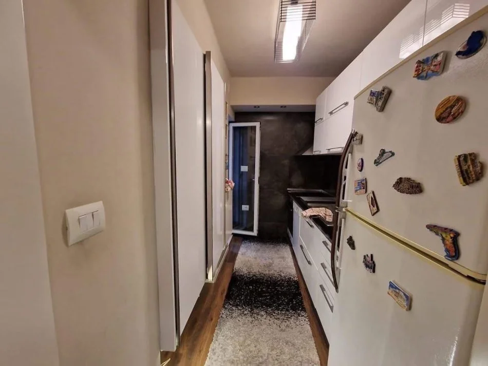 Tirane, jepet me qera apartament 2+1 Kati 3, 600 € (Perball Delijorgjit)