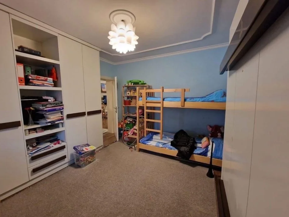 Tirane, jepet me qera apartament 2+1 Kati 3, 600 € (Perball Delijorgjit)