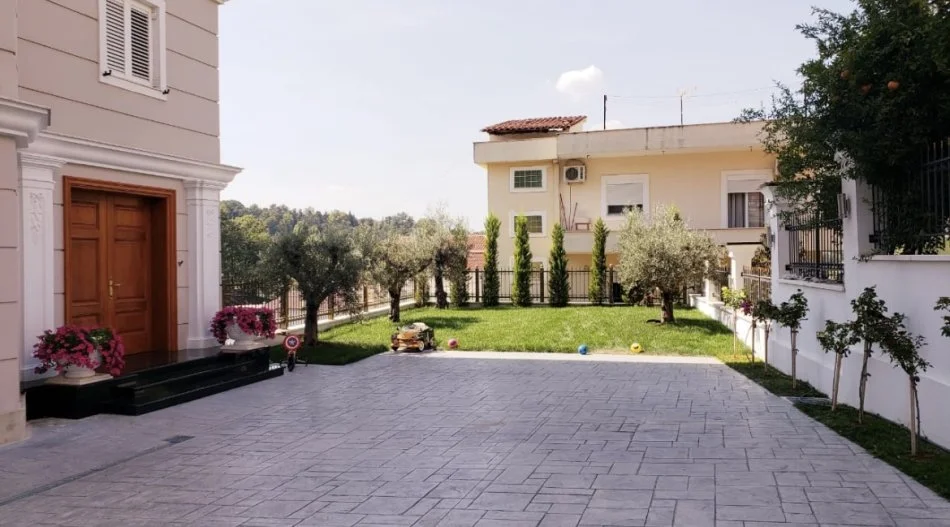 Tirane, jepet me qera apartament+verande | Penthouse , 200 m² 2.200 € 