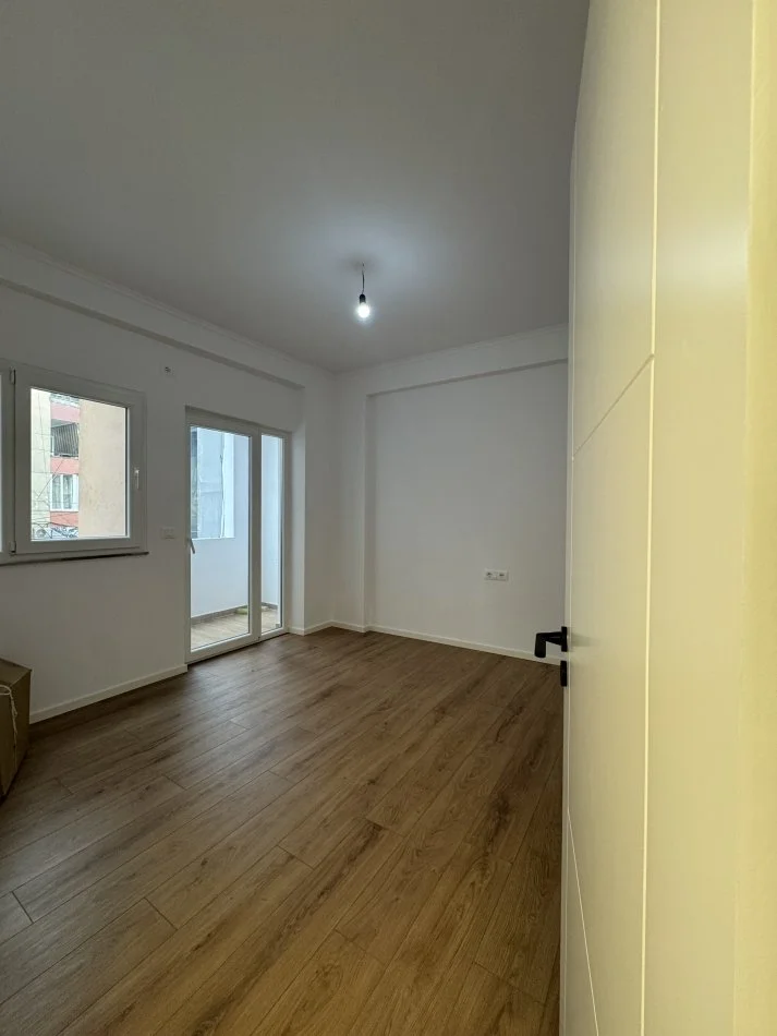 Tirane, shes apartament 2+1 Kati 2, 87 m² (Rruga Faik Konica)