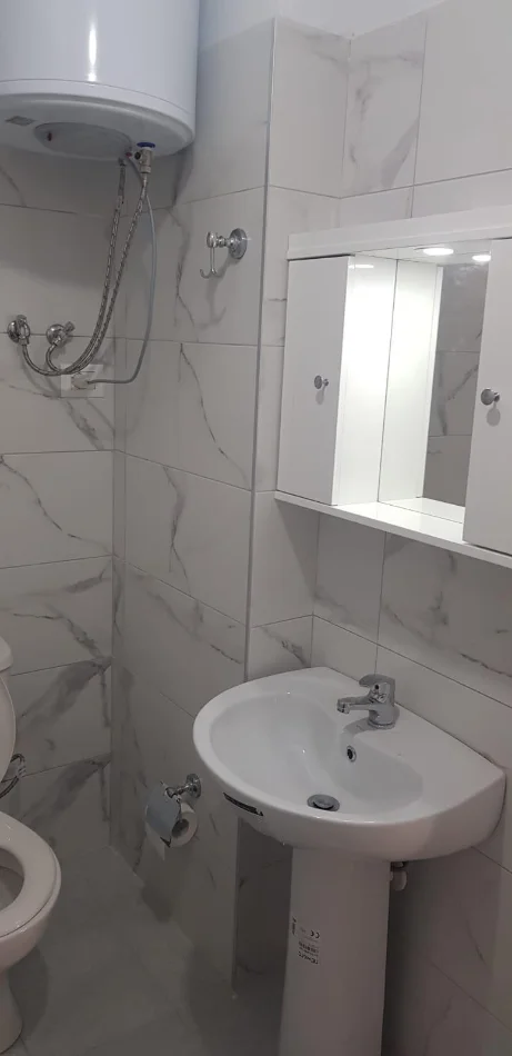 Tirane, jepet me qera apartament 1+1 Kati 2, 61 m² 420 € (Bar Sorriso Astir)