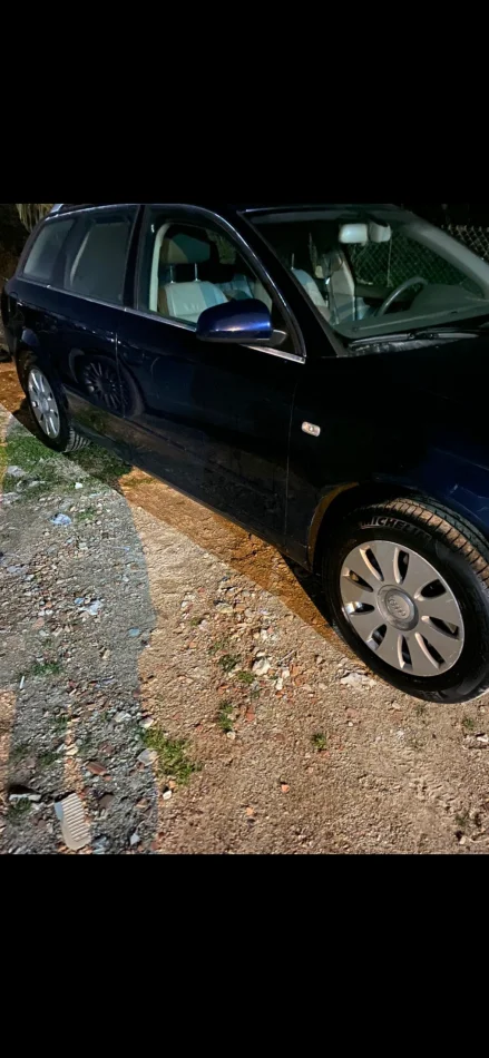 Tirane, shitet makine Audi A4 Nafte, blu e errët automatik Kondicioner 250.000 km 2000€
