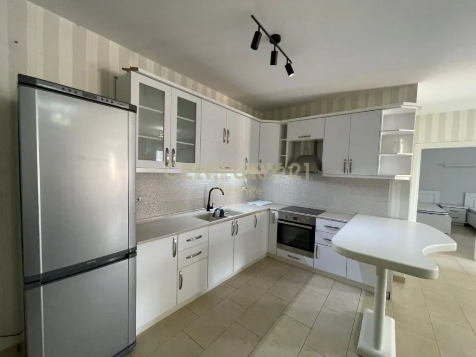 Tirane, jepet me qera apartament 2+1 Kati 8, 109 m² 800 € 