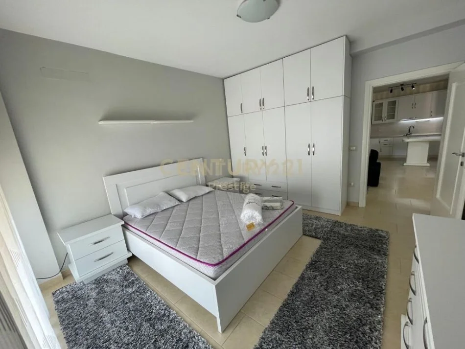 Tirane, jepet me qera apartament 2+1 Kati 8, 109 m² 800 € 