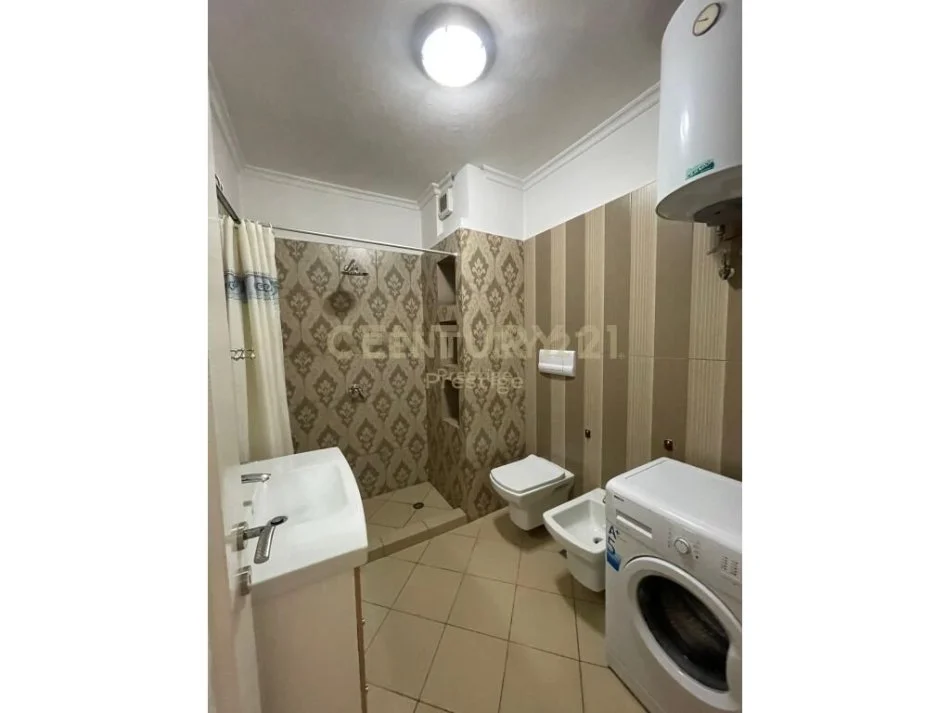 Tirane, jepet me qera apartament 2+1 Kati 8, 109 m² 800 € 