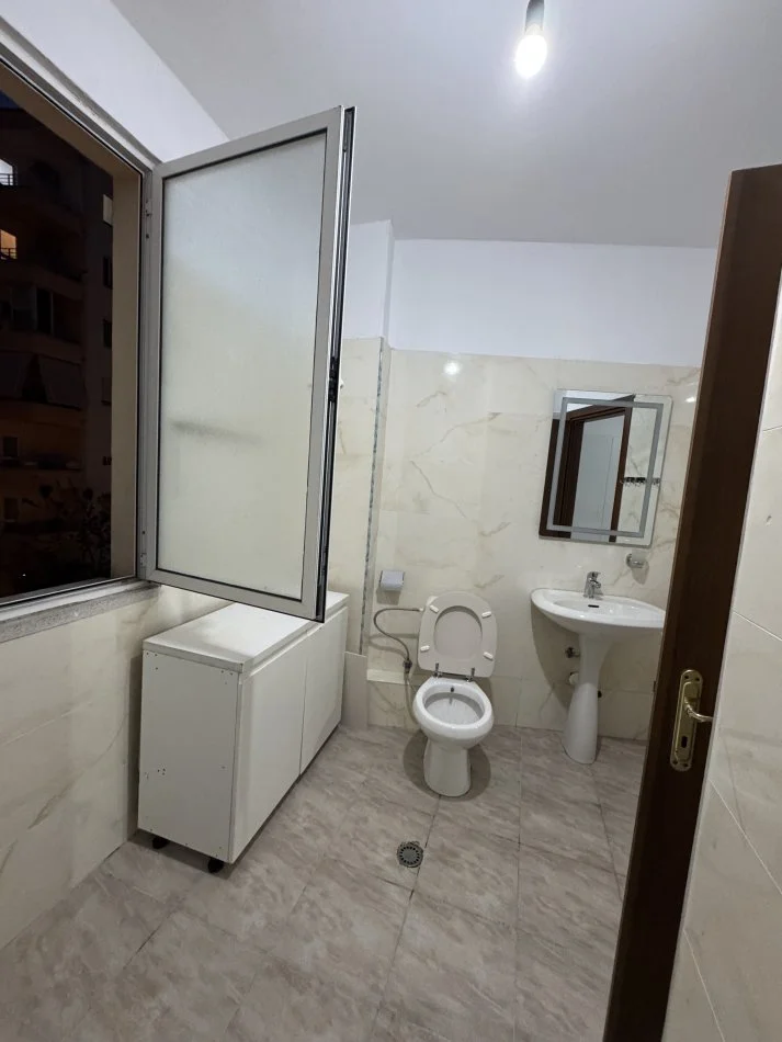 Tirane, jepet me qera apartament 2+1+Ballkon Kati 3, 100 m² 450 € (Astir)
