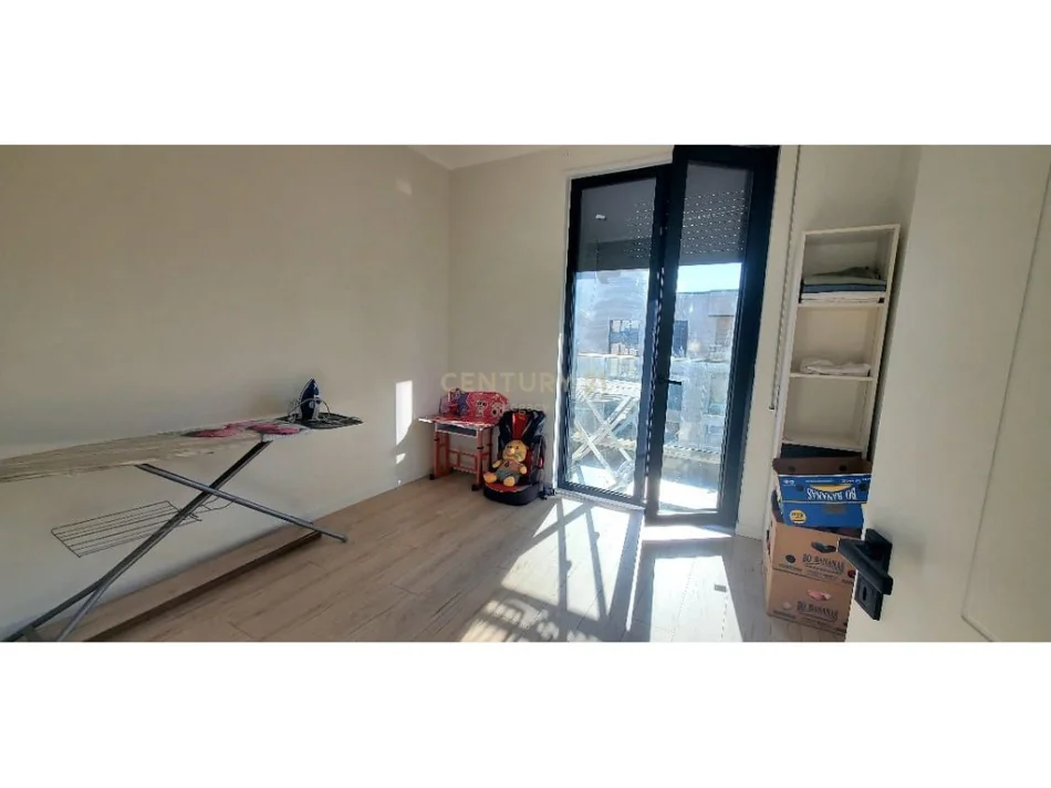 Tirane, jepet me qera apartament 2+1 Kati 8, 650 € (Porcelan)