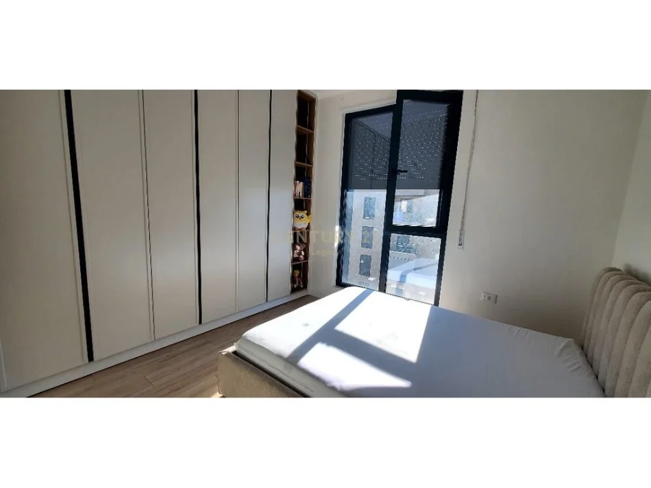 Tirane, jepet me qera apartament 2+1 Kati 8, 650 € (Porcelan)