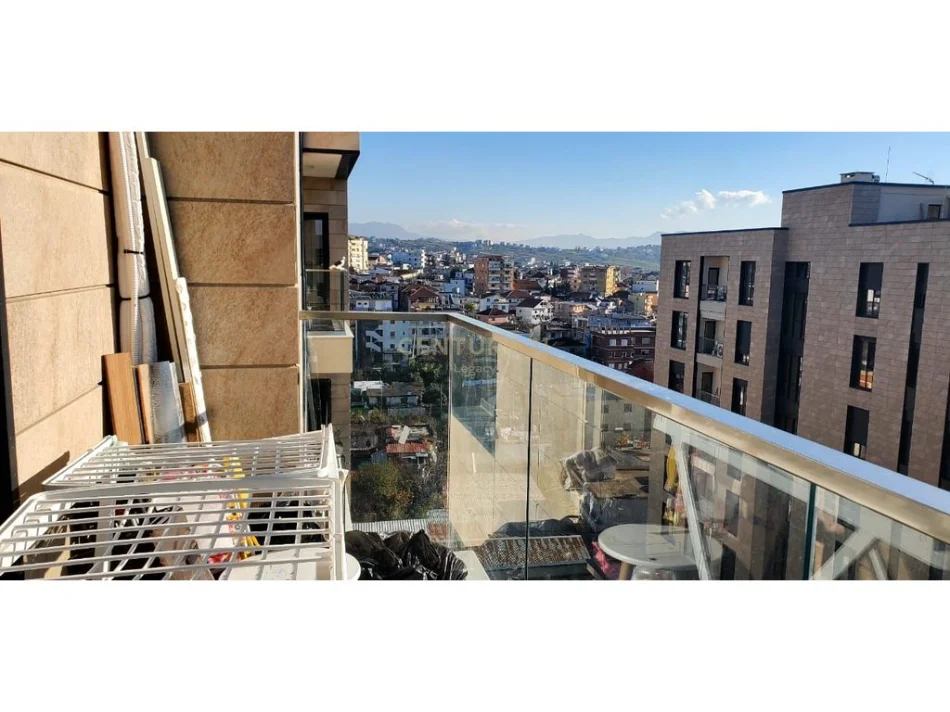 Tirane, jepet me qera apartament 2+1 Kati 8, 650 € (Porcelan)