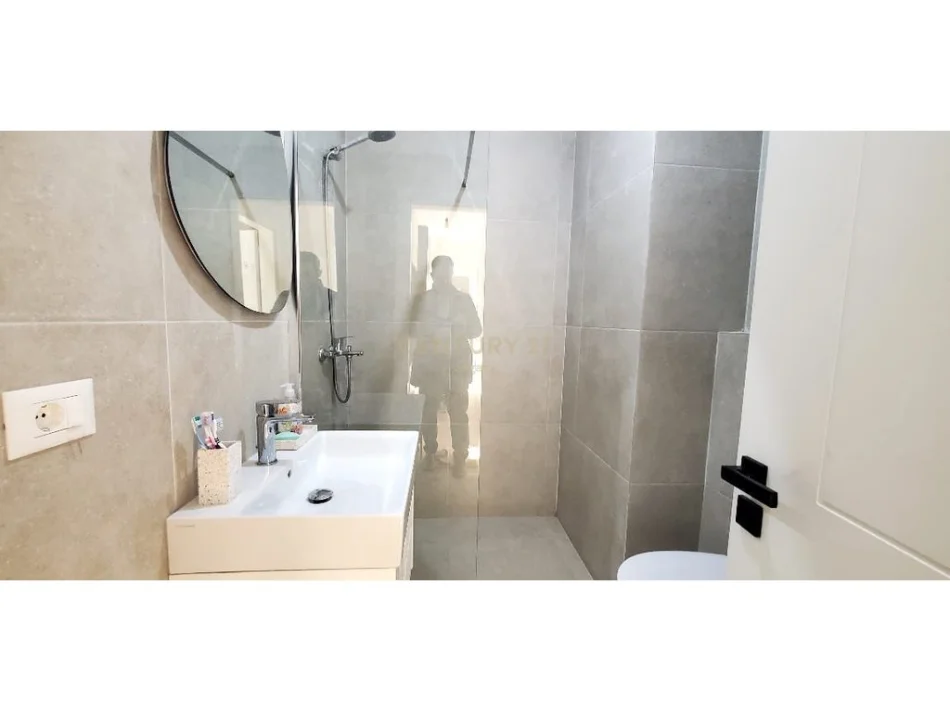 Tirane, jepet me qera apartament 2+1 Kati 8, 650 € (Porcelan)