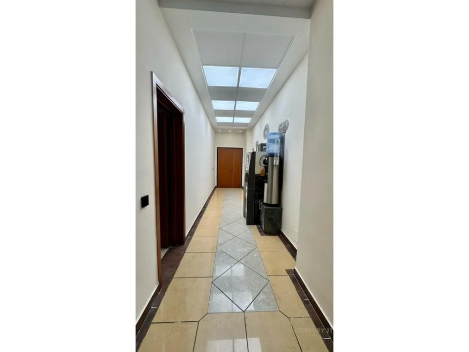 Tirane, jepet me qera apartament 4+1+Ballkon Kati 3, 200 m² 3.500 € 