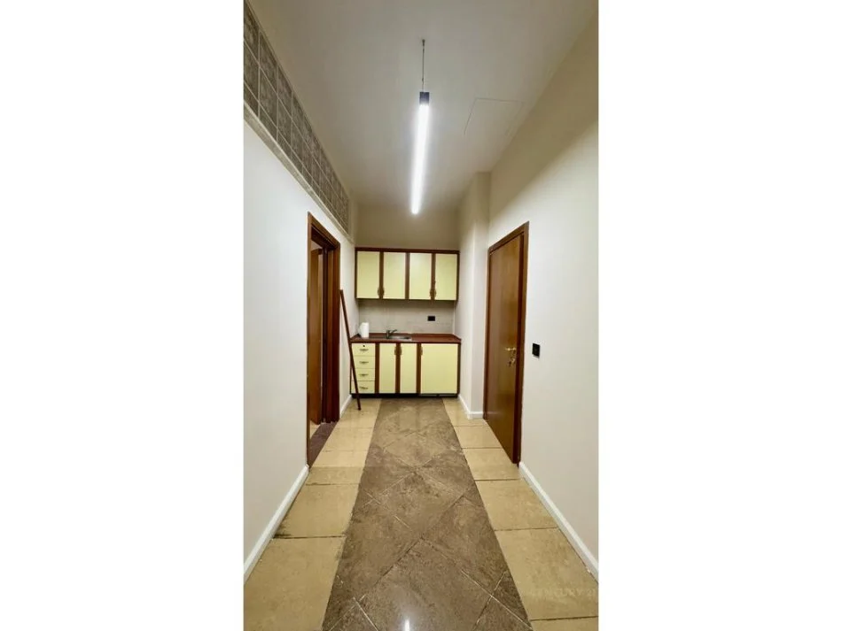 Tirane, jepet me qera apartament 4+1+Ballkon Kati 3, 200 m² 3.500 € 