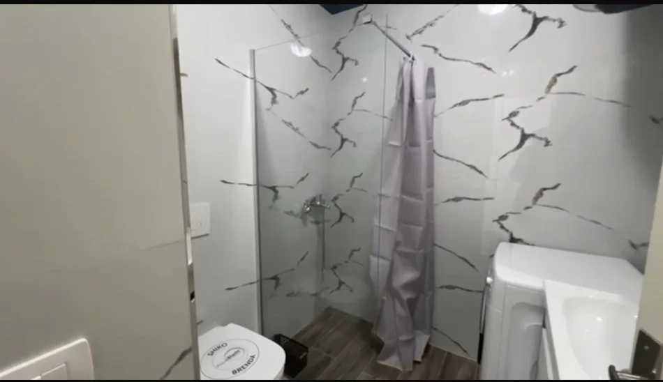 Tirane, jepet me qera apartament 1+1+Ballkon Kati 1, 60 m² 350 € (Bulevardi Migjeni)