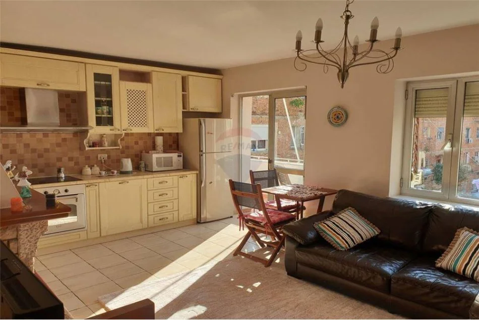 Tirane, jepet me qera apartament 1+1 , 62 m² 500 € (Rruga e Durresit)