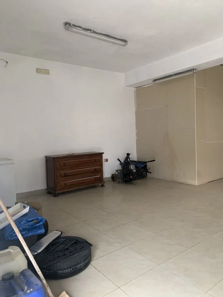 Tirane, jepet me qera magazine Kati 0, 80 m² 300 € (Kombinat)