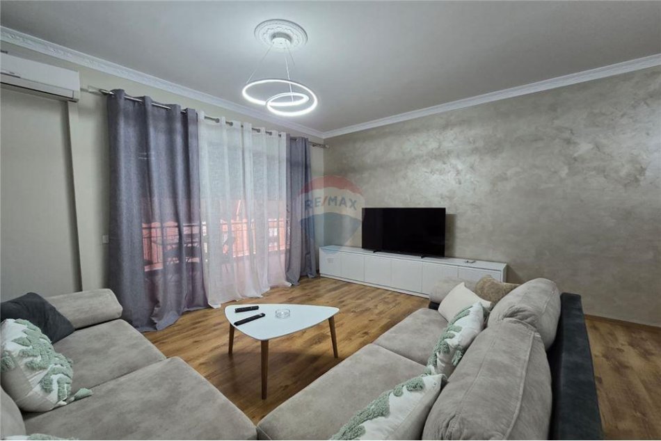 Tirane, jepet me qera apartament 2+1+Ballkon , 1.000 € (Kompleksi Deliorgji)