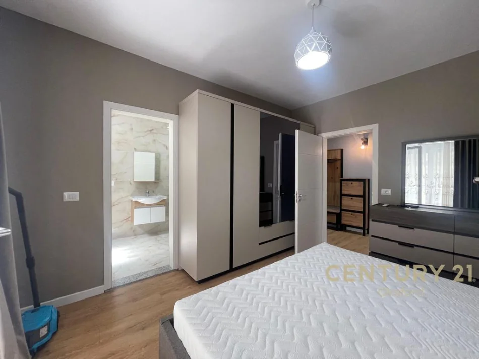 Tirane, jepet me qera apartament 2+1 Kati 3, 123 m² 800 € (Kopshti Botanik)