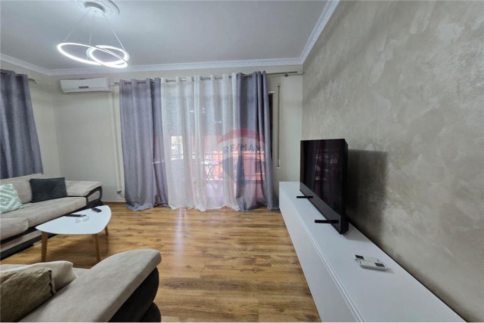 Tirane, jepet me qera apartament 2+1+Ballkon , 1.000 € (Kompleksi Deliorgji)