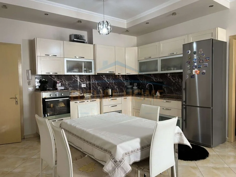 Tirane, shitet 2+1+Ballkon Kati 5, 100 m² 134.000 € (Yzberisht)