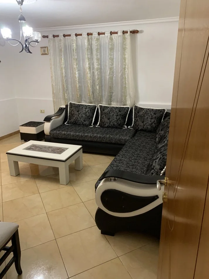 Tirane, jepet me qera apartament 1+1+Aneks+Ballkon Kati 1, 65 m² 300 € (Kombinat)