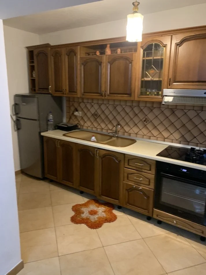 Tirane, jepet me qera apartament 1+1+Aneks+Ballkon Kati 1, 65 m² 300 € (Kombinat)