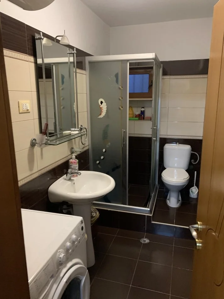 Tirane, jepet me qera apartament 1+1+Aneks+Ballkon Kati 1, 65 m² 300 € (Kombinat)