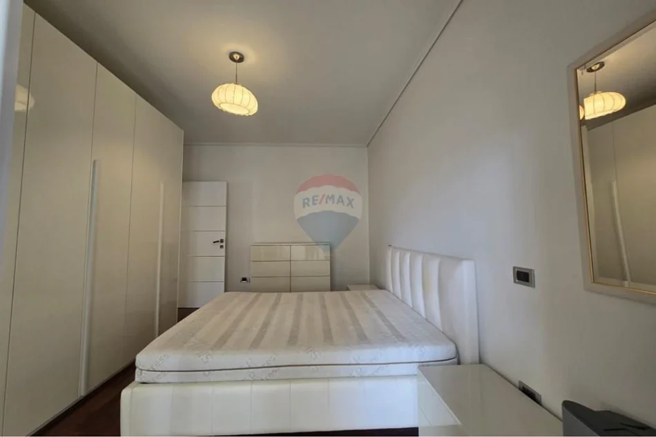 Tirane, jepet me qera apartament 3+1 Kati 4, 140 m² 1.300 € 