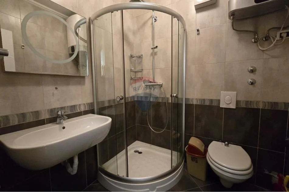 Tirane, jepet me qera apartament 3+1 Kati 4, 140 m² 1.300 € 