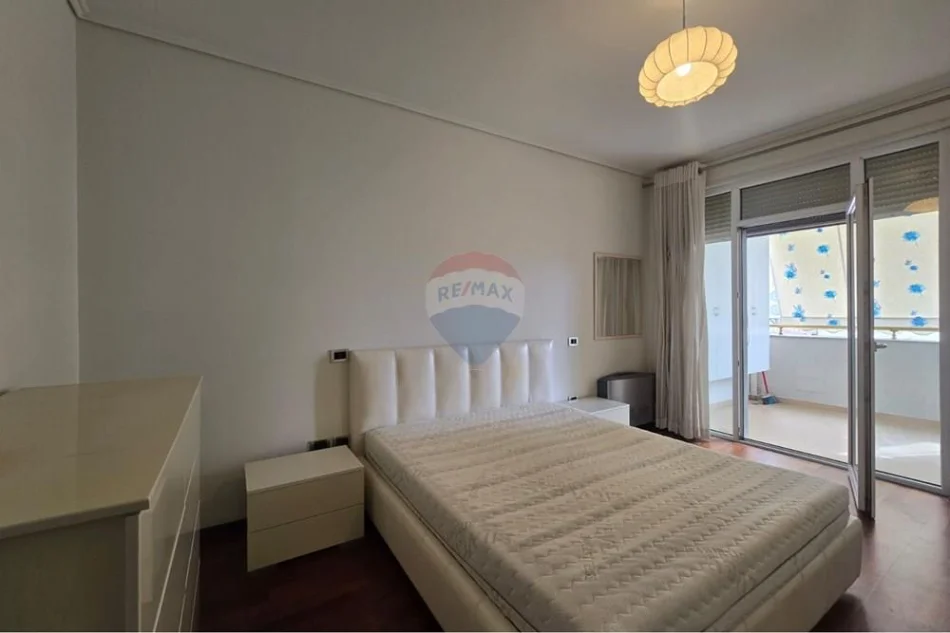 Tirane, jepet me qera apartament 3+1 Kati 4, 140 m² 1.300 € 