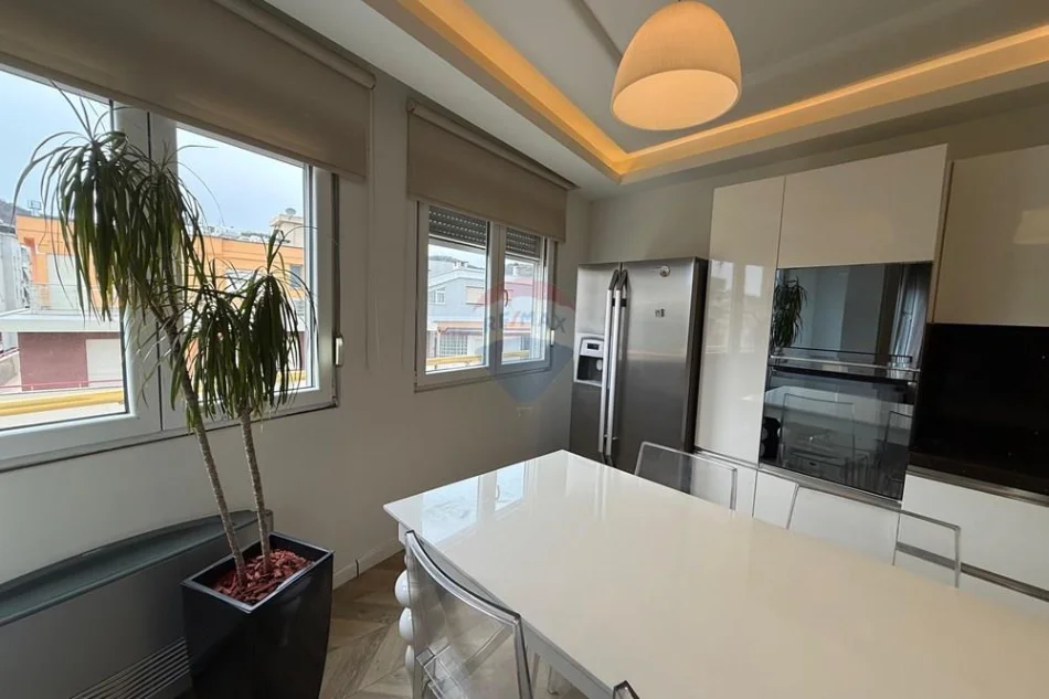 Tirane, jepet me qera apartament 3+1 Kati 4, 140 m² 1.300 € 