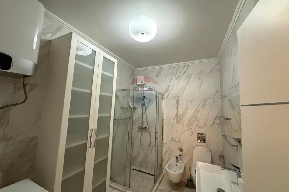 Tirane, jepet me qera apartament 3+1 Kati 4, 140 m² 1.300 € 