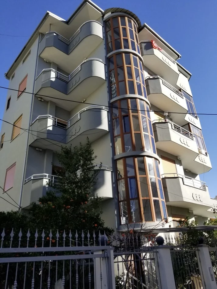 Tirane, jap me qera Vile 5 kateshe, e mobiluar, 3000 € (Dhimiter Pasko, Selite)