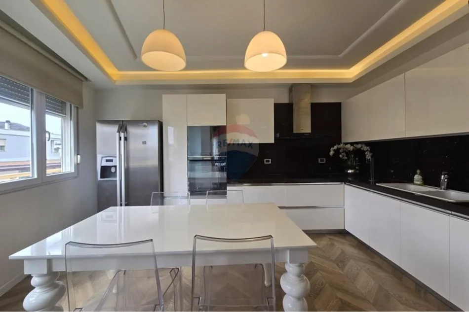 Tirane, jepet me qera apartament 3+1 Kati 4, 140 m² 1.300 € 