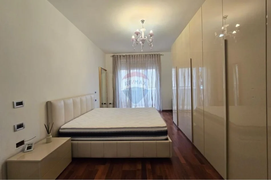 Tirane, jepet me qera apartament 3+1 Kati 4, 140 m² 1.300 € 