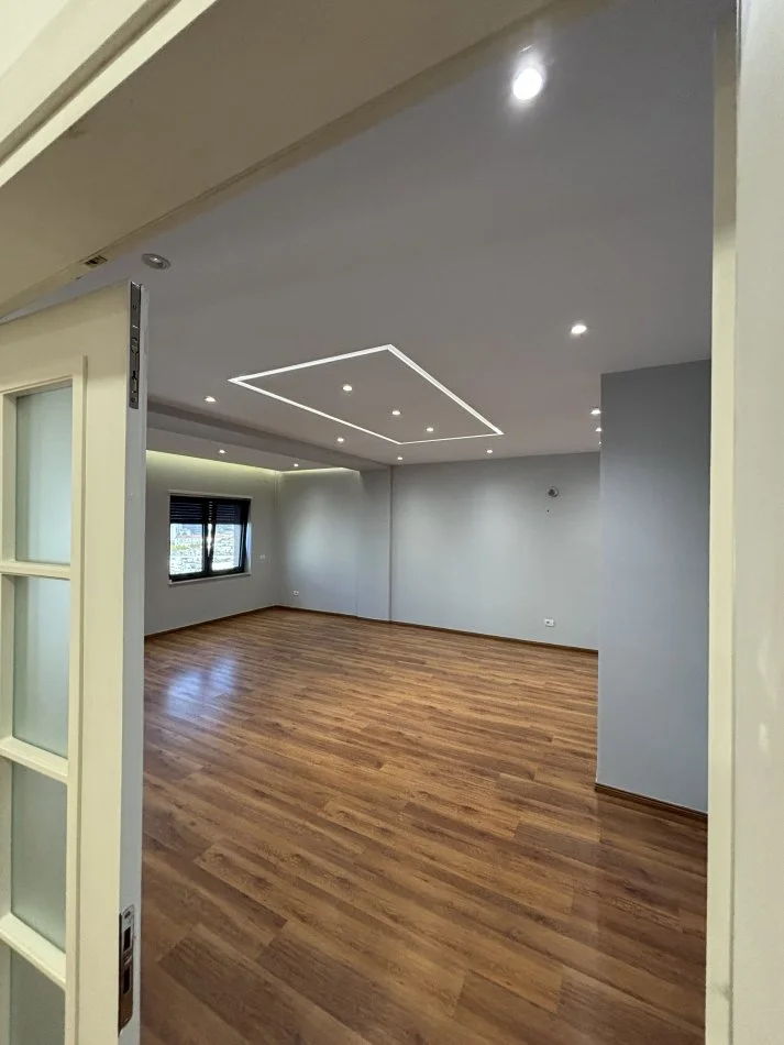 Tirane, jepet me qera zyre Kati 7, 146 m² 1.600 € (Zogu zi)