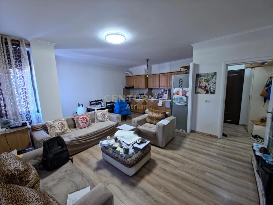 Tirane, jepet me qera apartament 2+1 Kati 5, 85 m² 500 € (porcelan)