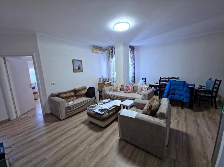 Tirane, jepet me qera apartament 2+1 Kati 5, 85 m² 500 € (porcelan)