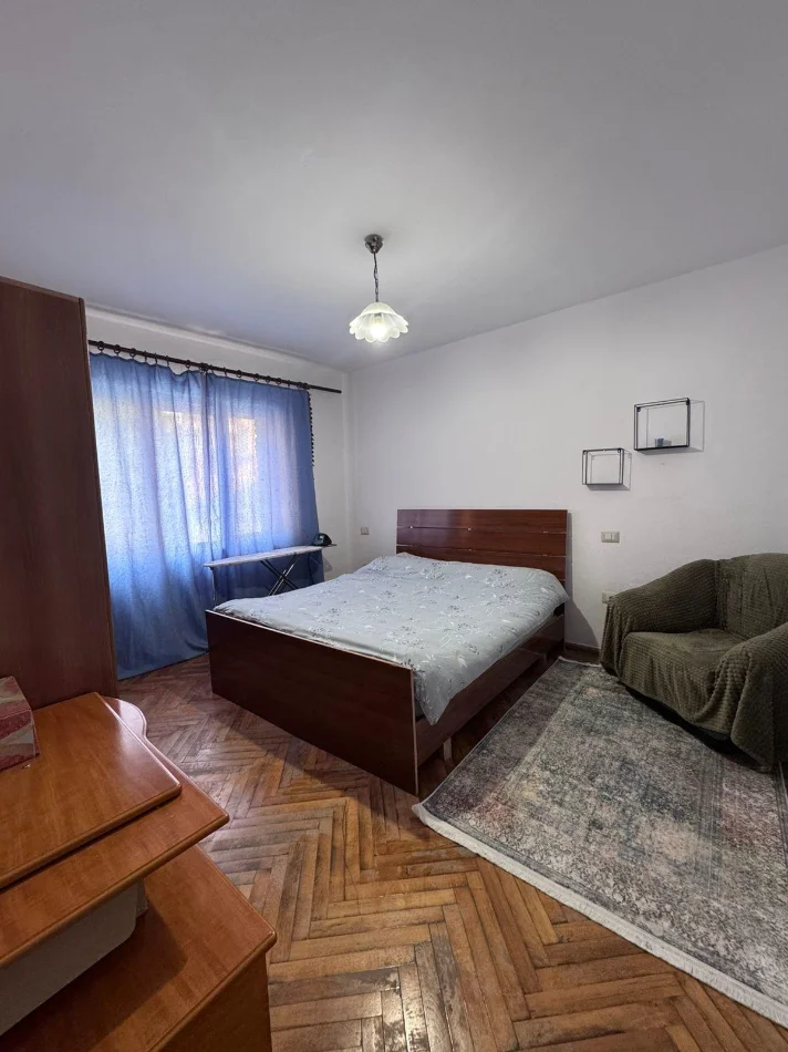 Tirane, jepet me qera apartament 1+1 Kati 3, 57 m² 380 € (Rruga Naim Frasheri tek Ambasada Greke)