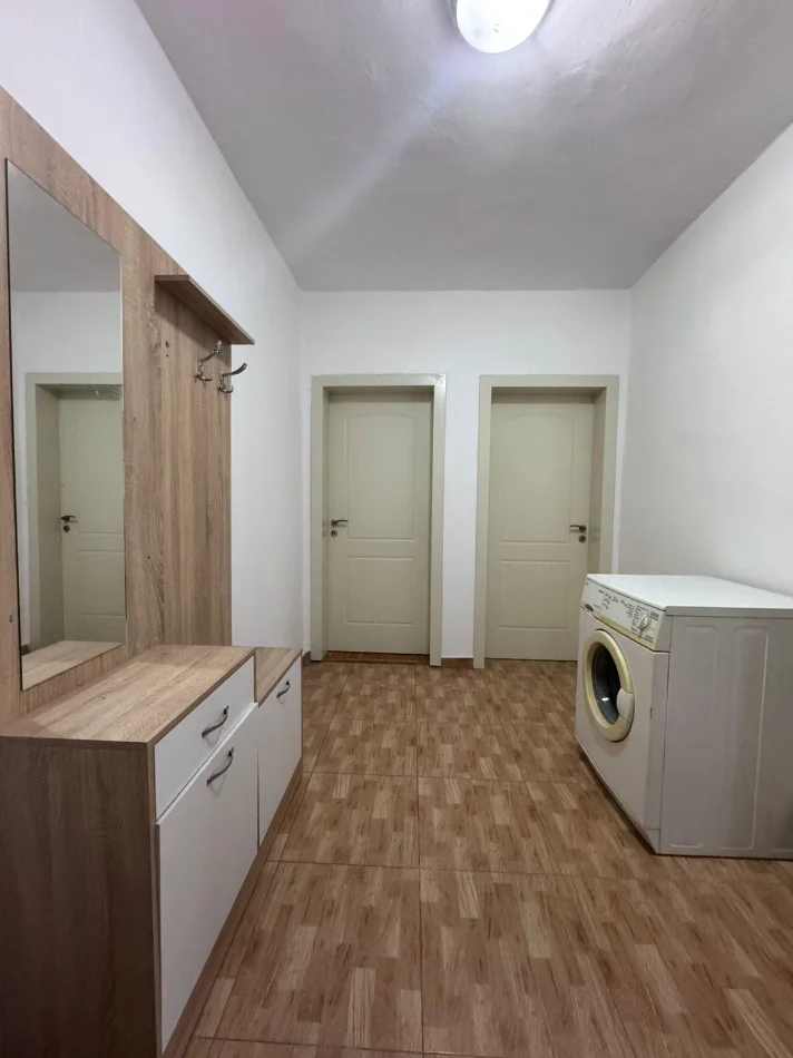 Tirane, jepet me qera apartament 1+1 Kati 3, 57 m² 380 € (Rruga Naim Frasheri tek Ambasada Greke)