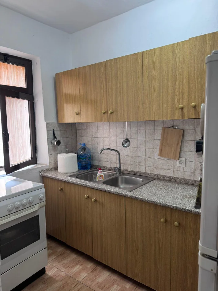 Tirane, jepet me qera apartament 1+1 Kati 3, 57 m² 380 € (Rruga Naim Frasheri tek Ambasada Greke)